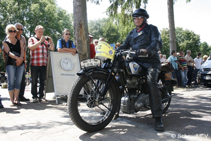 Bild: Nach dem Mittagessen und einer Fahrerbesprechung starteten die Fahrzeug zum Etappenziel nach Dessau (Technikmuseum Hugo-Junkers).