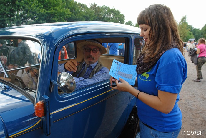Bild: Start zur Ausfahrt vom Zörbiger Schloßparkplatz. Etappenziel war das  Fahrzeug und Technik Museum in Merseburg.