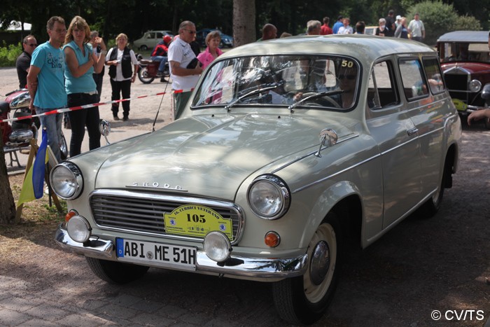 Bild: Start der Samstagsausfahrt am Zörbiger Schloss. Ausflusziel der 16. Curbici-Oldtimerrallye war Gröbzig.