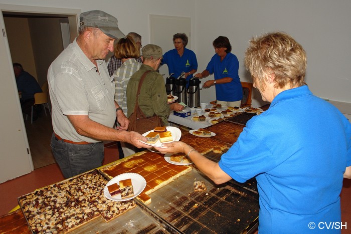 Bild: Eine kleine Stärkung mit Kaffee & Kuchen in Gröbzig für die Teilnehmer.