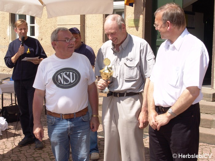 Bild: Siegerehrung auf Gut Mößlitz nach Fahrzeugklassen. Außerdem wurde das schönste Motorrad und Auto prämiert.
Auch der Pechvogel des Tages erhielt ein Schrauber-Pokal.