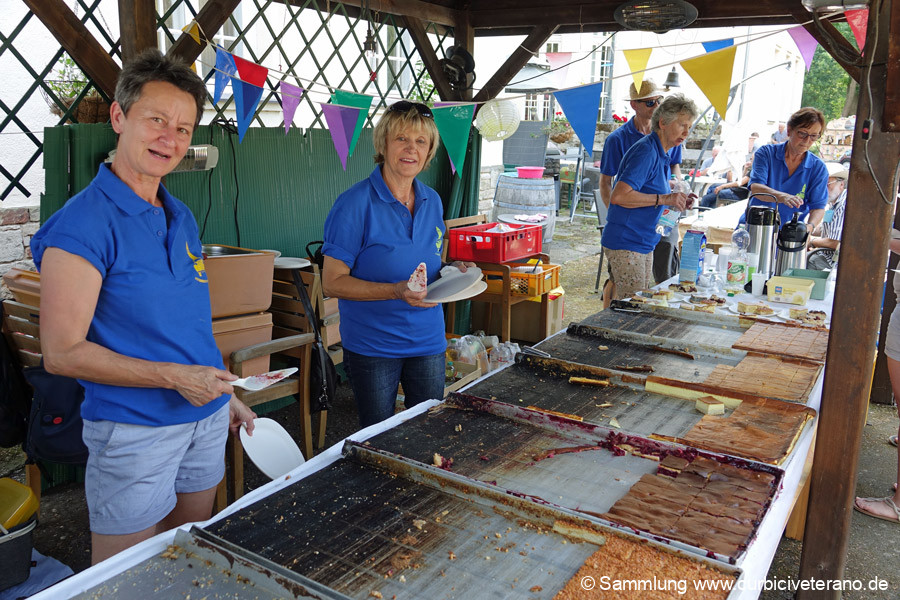 Bild: Ziel der Samstagsausfahrt war das Schloß in Biendorf bei Köthen. Mit dem Zieleinlauf, könnten sich die Oldtimerfreunde ein schattiges Plätzchen auf dem Gelände suchen und sich bei Kaffee & Kuchen stärken. Mit auf dem Programm stand ein Besuch des einzigartiges Fingerhutmuseums.