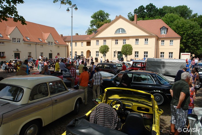 Bild: Fahrzeugausstellung und Mittagsbrunch auf dem Rittergut in Mößlitz.