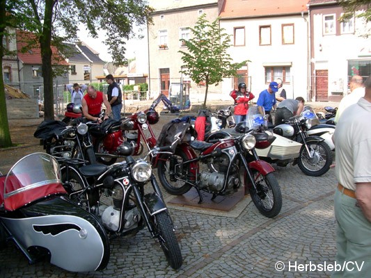Bild: Am Sonntag-Vormittag trafen sich die Oldtimerfreunde zur gemeinsamen Ausfahrt durch Ortsteile der Stadt Zörbig.
Der Start erfolgte am Zörbiger Marktplatz.