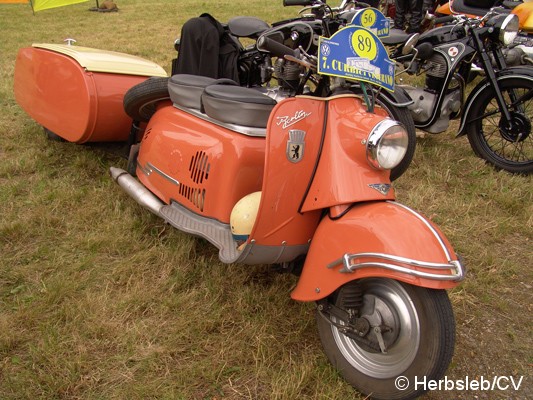 Bild: Eintreffen & Ausstellung der Oldtimer am Samstag-Vormittag auf dem Zörbiger Schloßgelände. Bis zum Start zur Ausfahrt nach Leipzig, konnten Oldtimerfans ihre Fahrzeuge zur Schau stellen.