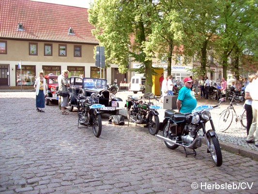 Bild: Am Sonntag-Vormittag trafen sich die Oldtimerfreunde zur gemeinsamen Ausfahrt durch Ortsteile der Stadt Zörbig.
Der Start erfolgte am Zörbiger Marktplatz.