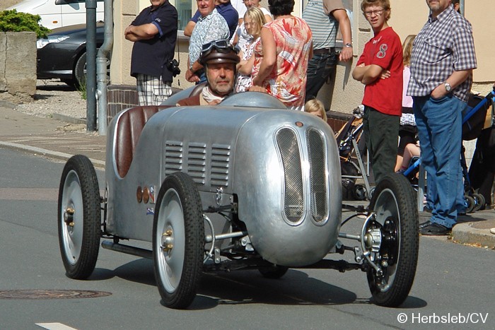 Bild: Antik-/Rennfahrzeuge auf dem gesperrten Innenstadtring in Zörbig.