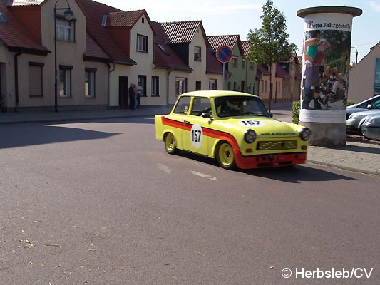 Bild: Am Sonntag-Vormittag wurde die Zörbiger Innenstadt für den öffentlichen Straßenverkehr gesperrt. Hunderte Zuschauer an den Straßenzügen Zörbigs konnten historische Rennfahrzeuge mit ihren Fahrern bewundern.