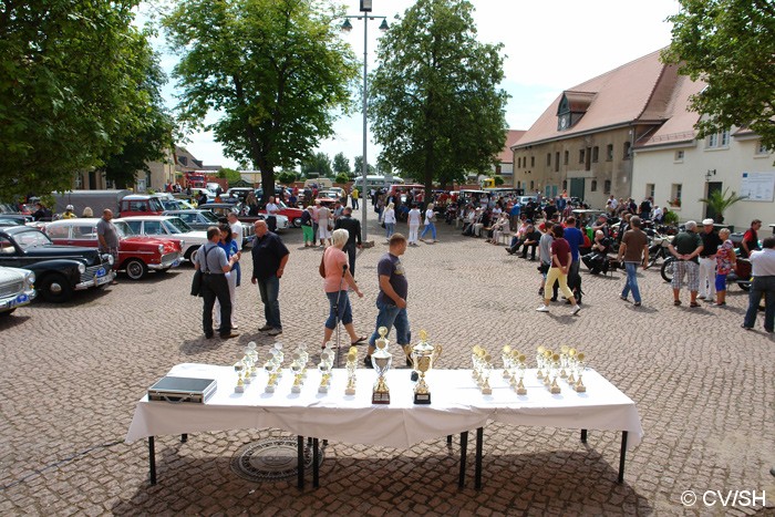 Bild: Fahrzeugausstellung und Mittagsbrunch auf dem Rittergut in Mößlitz.