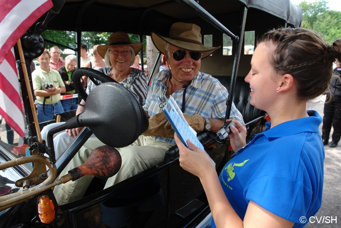 Bild: Start der Samstagsausfahrt am Zörbiger Schloss. Ausflusziel der 16. Curbici-Oldtimerrallye war Gröbzig.