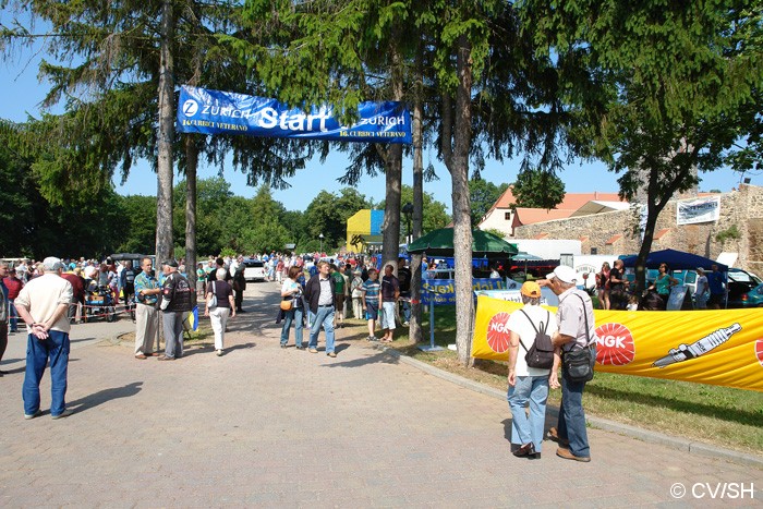 Bild: Eintreffen & Ausstellung der Oldtimer auf dem Zörbiger Schloßparkplatz.