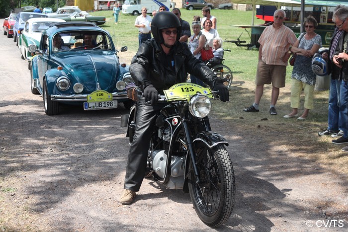 Bild: Start der Samstagsausfahrt am Zörbiger Schloss. Ausflusziel der 16. Curbici-Oldtimerrallye war Gröbzig.