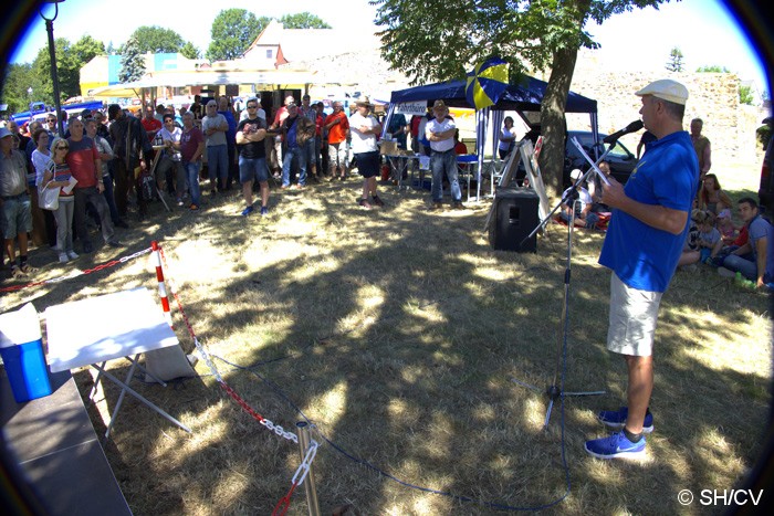 Bild: Fahrerbesprechung vor dem Start Start zur Ausfahrt. Fahrtleiter Ralf Zschoche gibt wichtige Informationen.