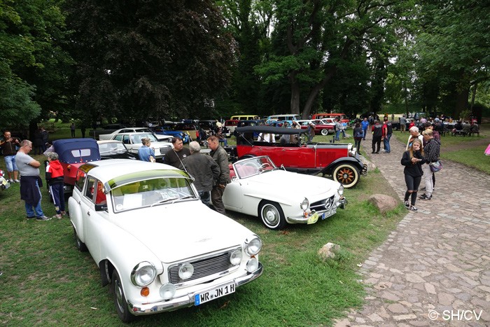 Bild: Fahrzeugausstellung in der Parkanlage in Mößlitz.