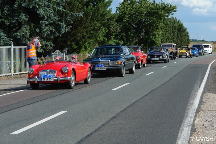 Bild: Aus Merseburg kommend, treffen die Fahrzeuge am Ziel in Zörbig ein. Unterwegs mussten noch einige Baumaffen gefunden werden. Mit der Kartenabgabe endete der erste Fahrtag. Am Abend trafen sich die Oldtimerfreunde zu Benzingesprächen auf dem Zörbiger Schloss.