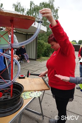 Bild: Sonderprüfung Erbsenschlagmaschine: Die durch ein Schlauch rollende Erbse musste auf dem Schlagbrett mit dem Hammer getroffen werden.
