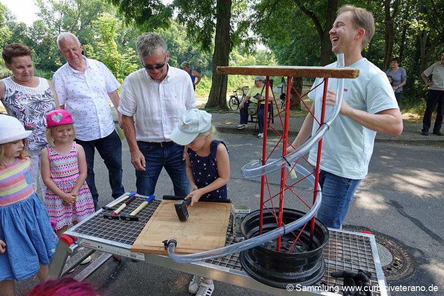 Bild: Schnelles Reaktionsvermögen an der Erbsenschlagmaschine: Mit einem Hammer musste die Erbse getroffen werden.