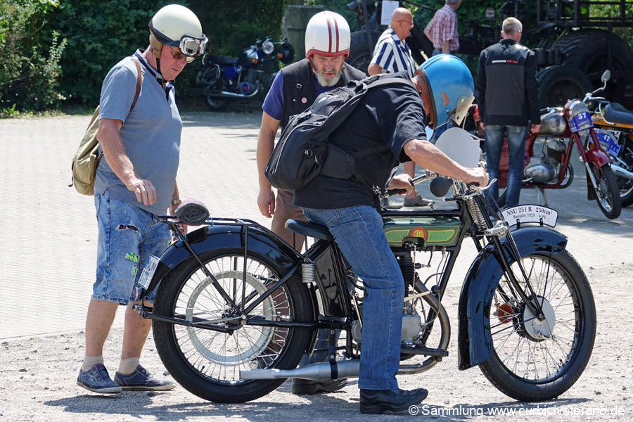 Bild: Start zur Ausfahrt: Im knappen Minutenabstand, starteten die Fahrzeuge nach Biendorf bei Köthen. Fahrtleiter Ralf Zschoche mit Tochter Anne stellte Fahrzeug und Fahrer dem Publikum vor.