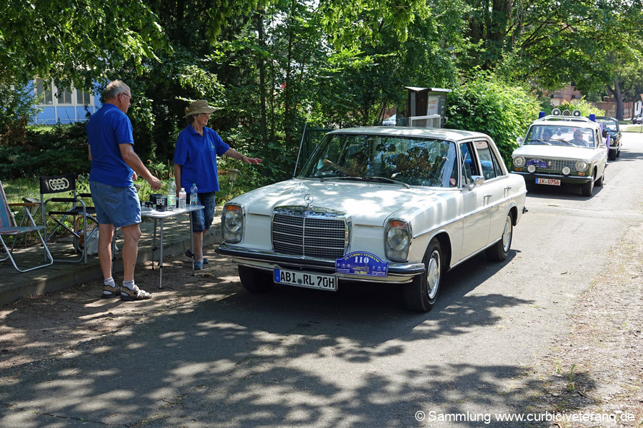 Bild: Ziel der Samstagsausfahrt war das Schloß in Biendorf bei Köthen. Mit dem Zieleinlauf, könnten sich die Oldtimerfreunde ein schattiges Plätzchen auf dem Gelände suchen und sich bei Kaffee & Kuchen stärken. Mit auf dem Programm stand ein Besuch des einzigartiges Fingerhutmuseums.